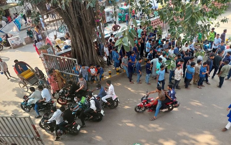 টিএসসিতে ছাত্রদল কর্মীকে পেটাল ছাত্রলীগ, মোটরসাইকেল ভাঙচুর