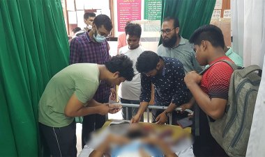 সাতক্ষীরায় ক্লিনিকে ঢুকে কোপানো হয়েছে স্বাস্থ্য সহকারীকে