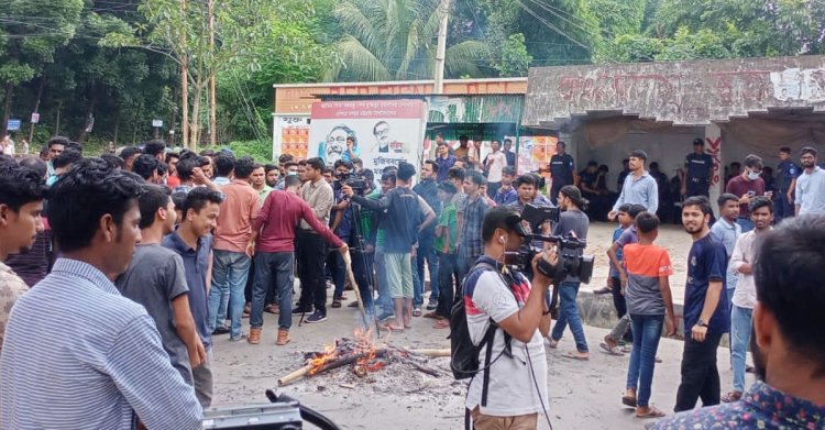 চবিতে ছাত্রলীগের অবরোধ, বন্ধ শাটল ট্রেন-শিক্ষক বাস