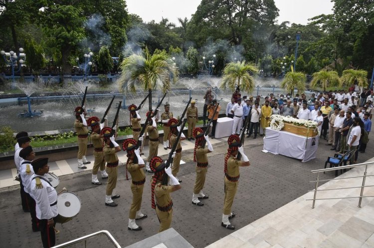  ‘আলবিদা’ কেকে, শেষ শ্রদ্ধায় অশ্রুসিক্ত তারকারা