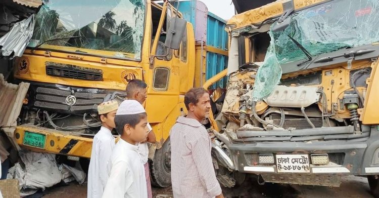 দাঁড়িয়ে থাকা ট্রাকে ধাক্কা, প্রাণ গেল হেলপারের