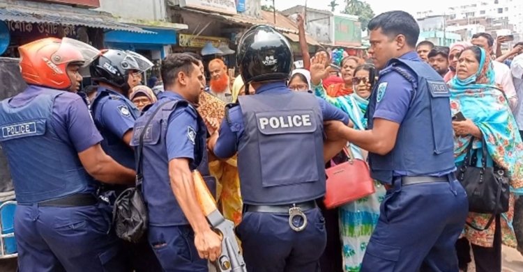 ঠাকুরগাঁওয়ে পুলিশের বাধা উপেক্ষা করে বিএনপির বিক্ষোভ