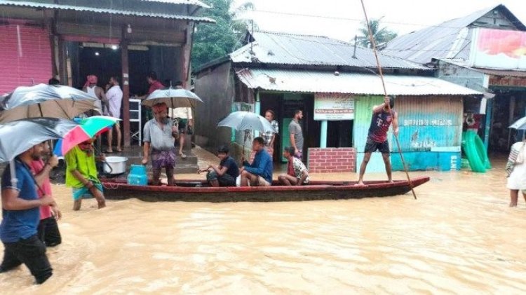 পাহাড়ি ঢলে দুর্গাপুরে বন্যা, পৌরশহরে চলছে নৌকা