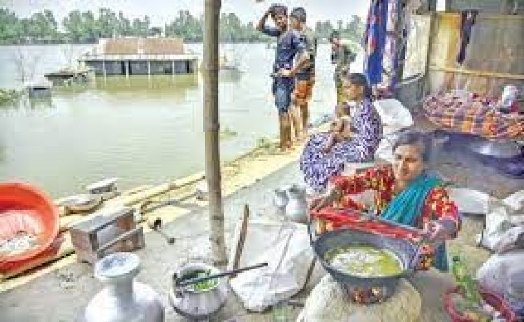 ঘরে পানি, একবেলা খেয়ে দিন পার করছেন তিস্তাপাড়ের মানুষ