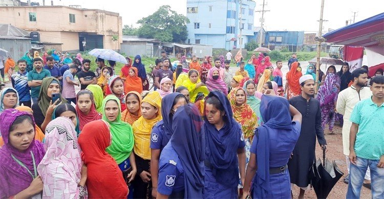 কারখানায় কর্মরত শ্রমিকের মৃত্যু, গাজীপুরে বিক্ষোভ-ভাঙচুর