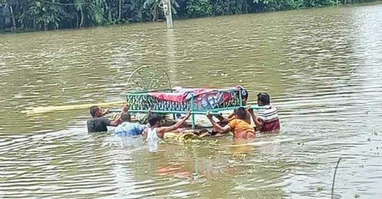 চারদিকে পানি, ভেলায় মরদেহ নিয়ে পাশের গ্রামে দাফন