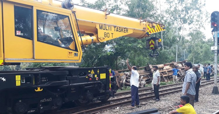 টাঙ্গাইলে তেলবাহী ট্রেন লাইনচ্যুত, ২০ ঘণ্টাতেও হয়নি উদ্ধার