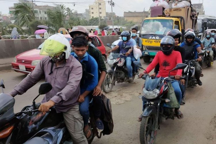 মহাসড়কে মোটরসাইকেল : কর্তৃপক্ষের ‘গলার কাঁটা’