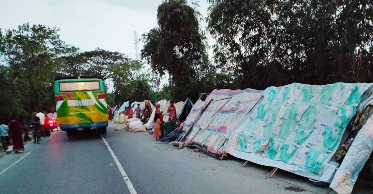 ১২ দিন ধরে মহাসড়কে শতাধিক পরিবারের বসবাস, রাত কাটছে ভয়-আতঙ্কে