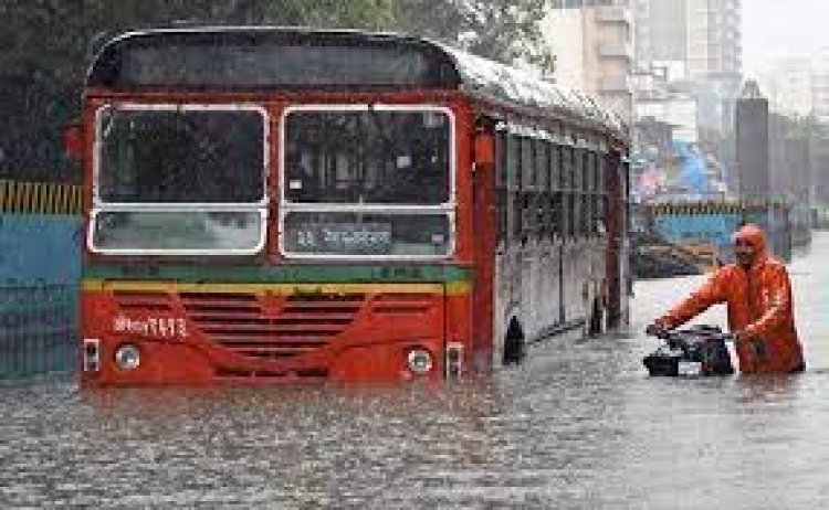 ভারি বর্ষণে মুম্বইয়ে বন্যা, রেড এলার্ট জারি