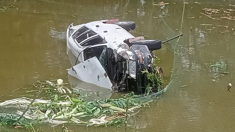 নিয়ন্ত্রণ হারিয়ে পুকুরে প্রাইভেটকার