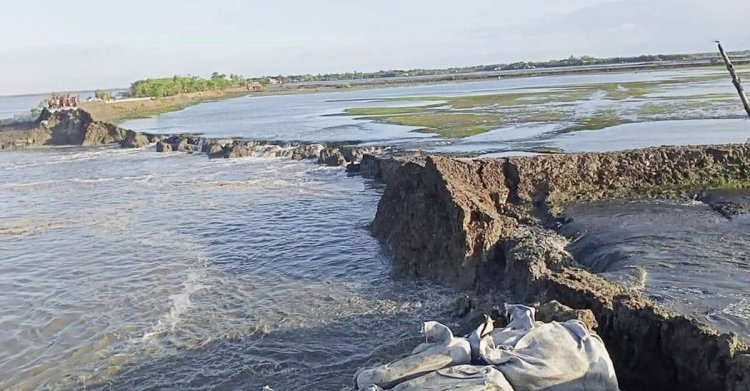 কয়রায় বেড়িবাঁধ ভেঙে কপোতাক্ষের গর্ভে