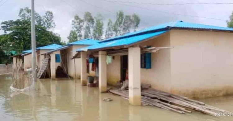 নিচু জায়গায় নির্মাণ করা উপহারের ঘর :চরম দুর্ভোগে পরিবার