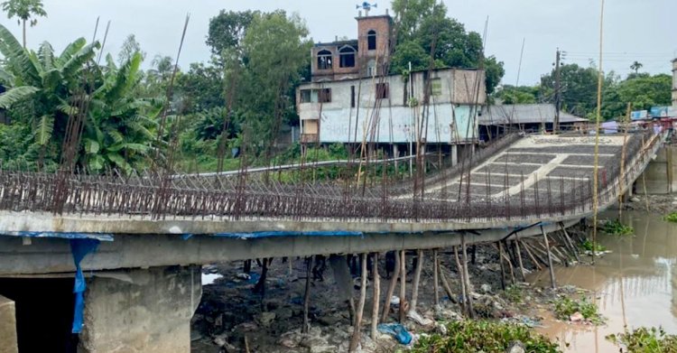 সাড়ে ৩ কোটি টাকার সেই সেতুতে বাঁশ ও কাঠের পাইল