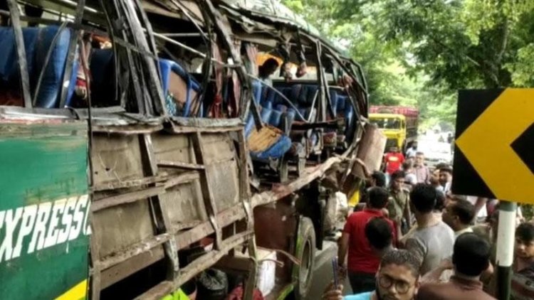বাগেরহাটে বাস নিয়ন্ত্রণ হারিয়ে গাছে ধাক্কায় নিহত ২