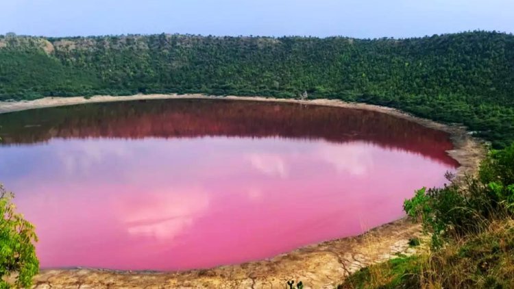 উল্কাপাতের ফলে তৈরি খাদে বদলে যায় পানির রং!