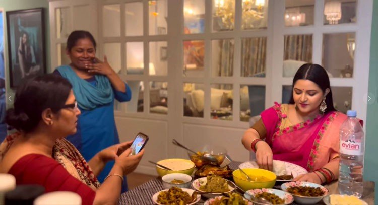 পরীমণির জন্য ফুল, শাড়ি আর খাবার নিয়ে এলেন ‘মা’ অপু