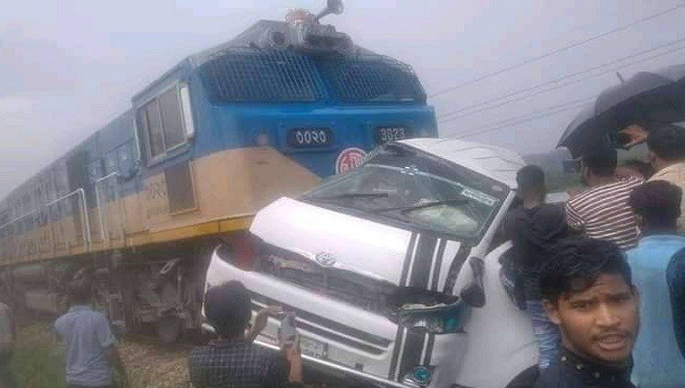 পর্যটকবাহী মাইক্রোবাসে ট্রেনের ধাক্কায় নিহত ১২