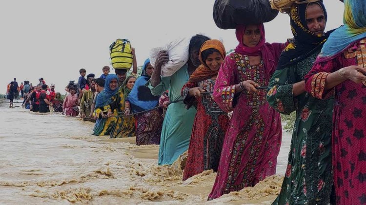 অতি বর্ষণে বিপর্যস্ত পাকিস্তান ও ইরান