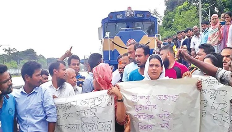 দিনাজপুর রেল স্টেশনে এক সরকারি কর্মকর্তার টিকিট চেকিংয়ের নামে ঘটে গেছে তুলকালাম কাণ্ড