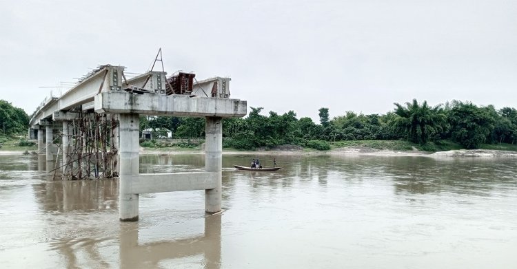 কাঁকড়া নদীর ওপর চার বছরেও হয়নি ১৫ কোটি টাকার সেতু, খোঁজ নেই ঠিকাদারের