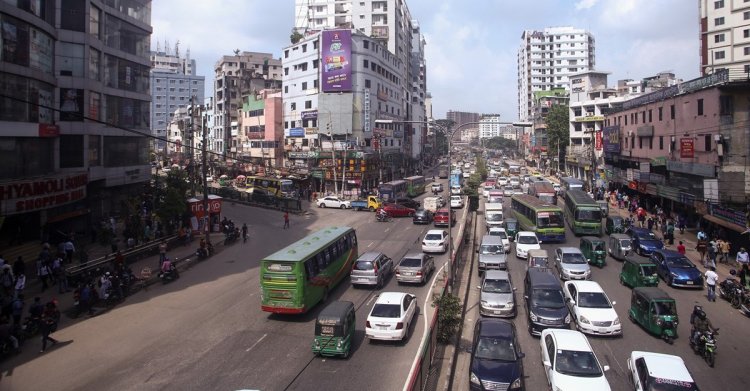 শ্যামলীতে দুই ট্রাকের সংঘর্ষে হেলপার নিহত