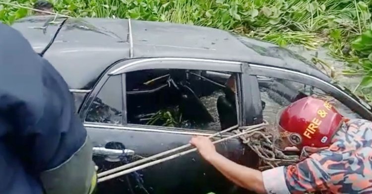 মহাদেবপুরে প্রাইভেট কার নিয়ন্ত্রণ হারিয়ে খালে, স্বামী-স্ত্রী নিহত