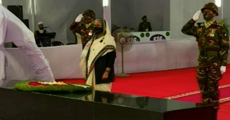 বঙ্গবন্ধুর প্রতিকৃতিতে প্রধানমন্ত্রীর শ্রদ্ধা নিবেদন