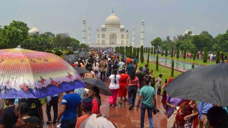 তাজমহলে একদিনে রেকর্ড ৮০ হাজার দর্শনার্থী!