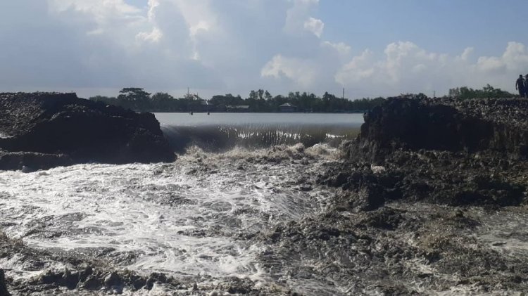 টিকলো না স্বেচ্ছাশ্রমের বাঁধ, জনপদে লোনাপানি