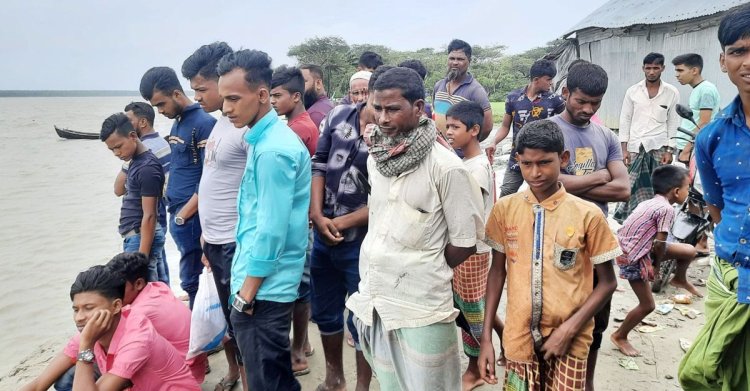 বঙ্গোপসাগরে ট্রলার ডুবে ৩ জেলের মৃত্যু, উদ্ধার ১২