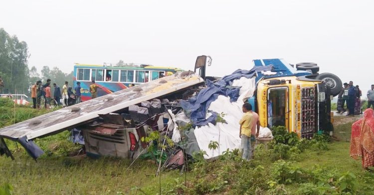 দিনাজপুরে বাস-ট্রাক সংঘর্ষে চালকসহ নিহত ২