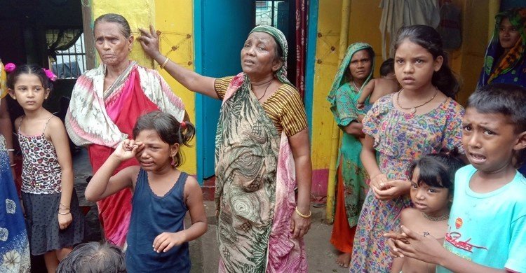 খুঁটি সরাতে গিয়ে বিদ্যুৎস্পৃষ্টে প্রাণ গেলো ৩ জনের