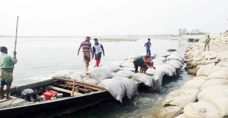 জিও ব্যাগ বাড়িতে নিচ্ছেন স্থানীয়রা, ঝুঁকিতে নদীর বাঁধ