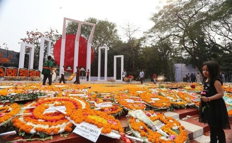  শহীদ মিনারে মাজহারুল আনোয়ারকে শেষ শ্রদ্ধা জানাতে মানুষের ঢল