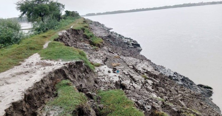 টানা বৃষ্টিতে সাতক্ষীরা উপকূলে বেড়িবাঁধে ভাঙন