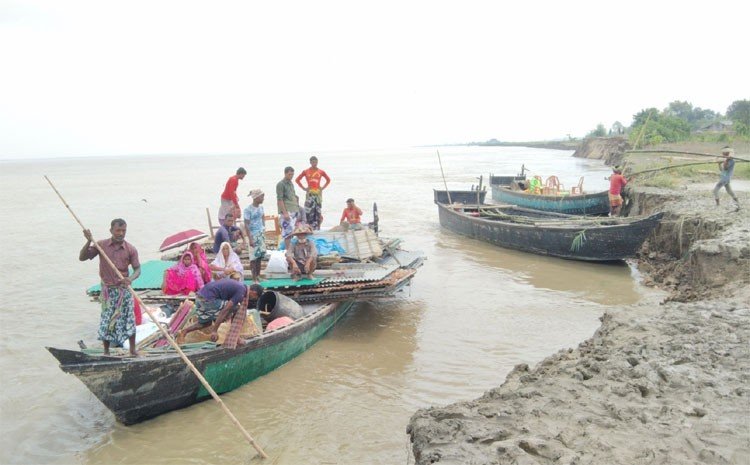 পদ্মায় সব হারিয়ে দিশেহারা চরের বাসিন্দারা, স্থায়ী বাঁধের দাবি