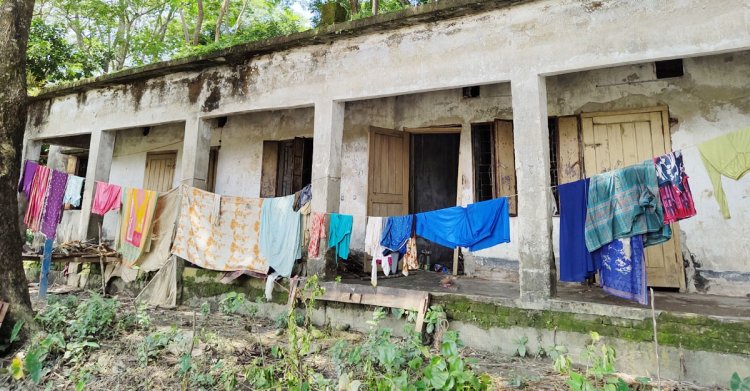 ২১ বছর ধরে স্কুল বন্ধ, এখন বসবাস করছে বেদে পরিবার