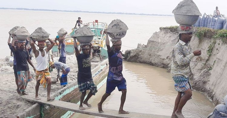 দৌলতদিয়া ফেরিঘাট এলাকায় ভাঙন অব্যাহত, ঝুঁকিতে শতাধিক বসতভিটা