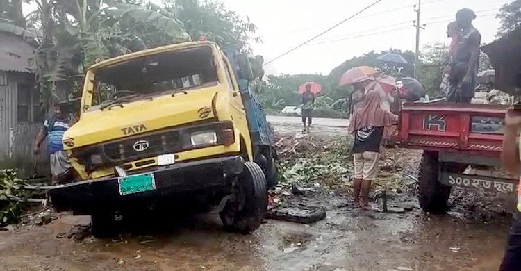 নরসিংদীতে সবজির হাটে মালবাহী ট্রাকের চাপায় নিহত ৪