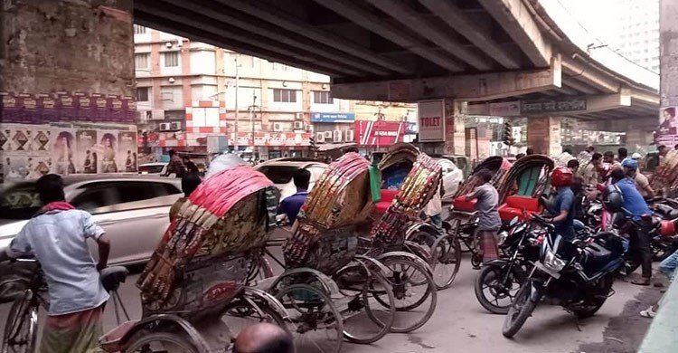 টাকার বিনিময়ে রিকশার দখলে মগবাজার মোড়!