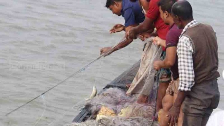 ইলিশ ধরার দায়ে বরিশালে ১৬ জেলে কারাগারে