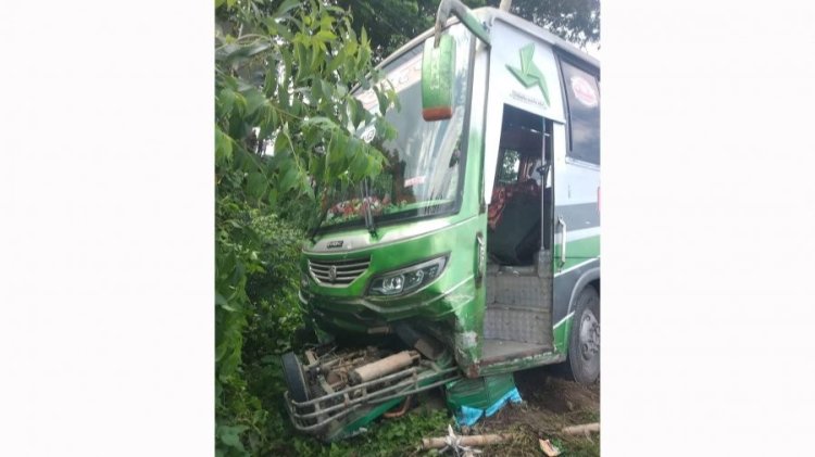 বাসের ধাক্কায় অটোরিকশা খাদে, প্রাণ গেল কলেজছাত্রসহ ২ জনের