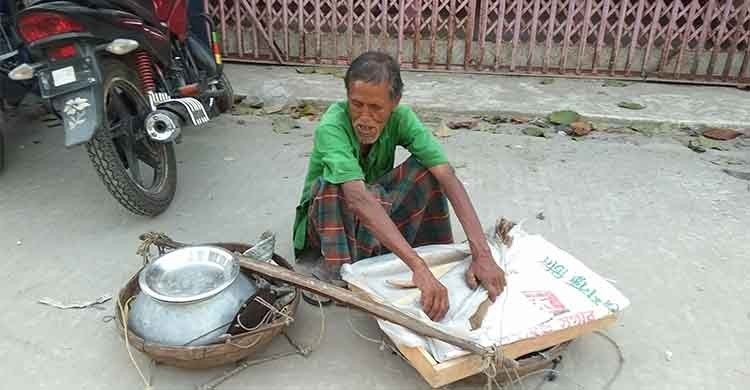 পান না বয়স্কভাতা, ৭০ বছরেও দিনেশের ভরসা ছাতু বিক্রি