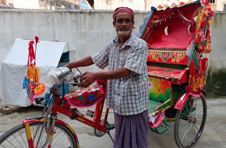 বিনাভাড়ায় সমাবেশে লোক পৌঁছে দেয়া রিকশাচালকের পাশে বিএনপি