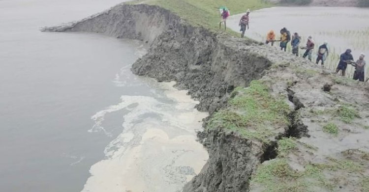 খুলনায় ঝোড়ো হাওয়াসহ বৃষ্টি, বাঁধে ভাঙন