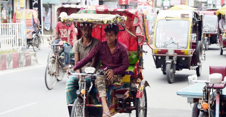 অভাবে পেশা বদল, তবুও কাটছে না শঙ্কা