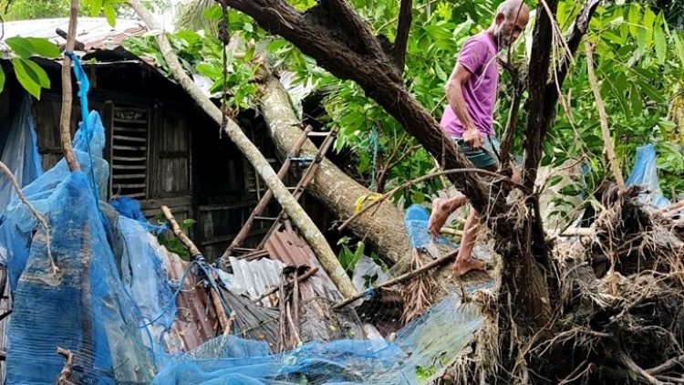 বাগেরহাট ও মনপুরায় ক্ষতিগ্রস্ত অসংখ্য বসতঘর, পানিবন্দি মানুষ