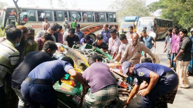 কুমিল্লায় বাসের ধাক্কায় প্রাণ গেল ৪ জনের