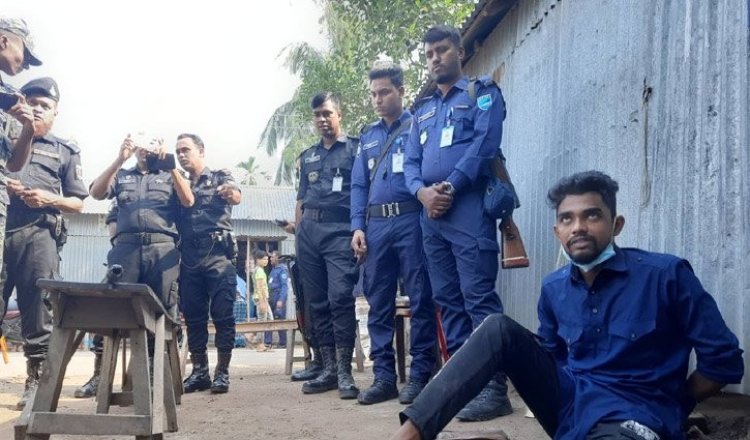 টাঙ্গাইলে ভোট কেন্দ্রের সামনে থেকে অস্ত্রসহ যুবক আটক